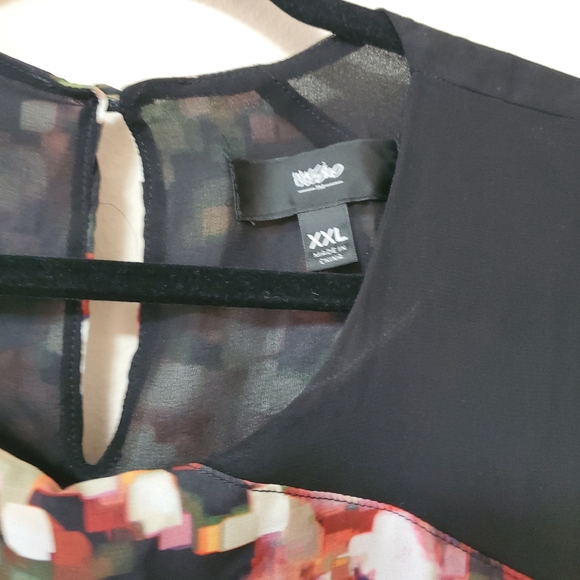 Beautiful top - Picture 2 of 5